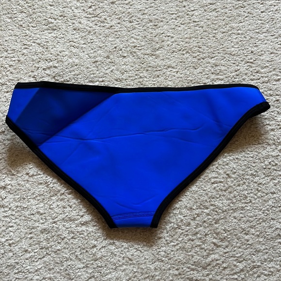 TRIANGL swimwear blue bikini bottom size medium - Picture 2 of 3